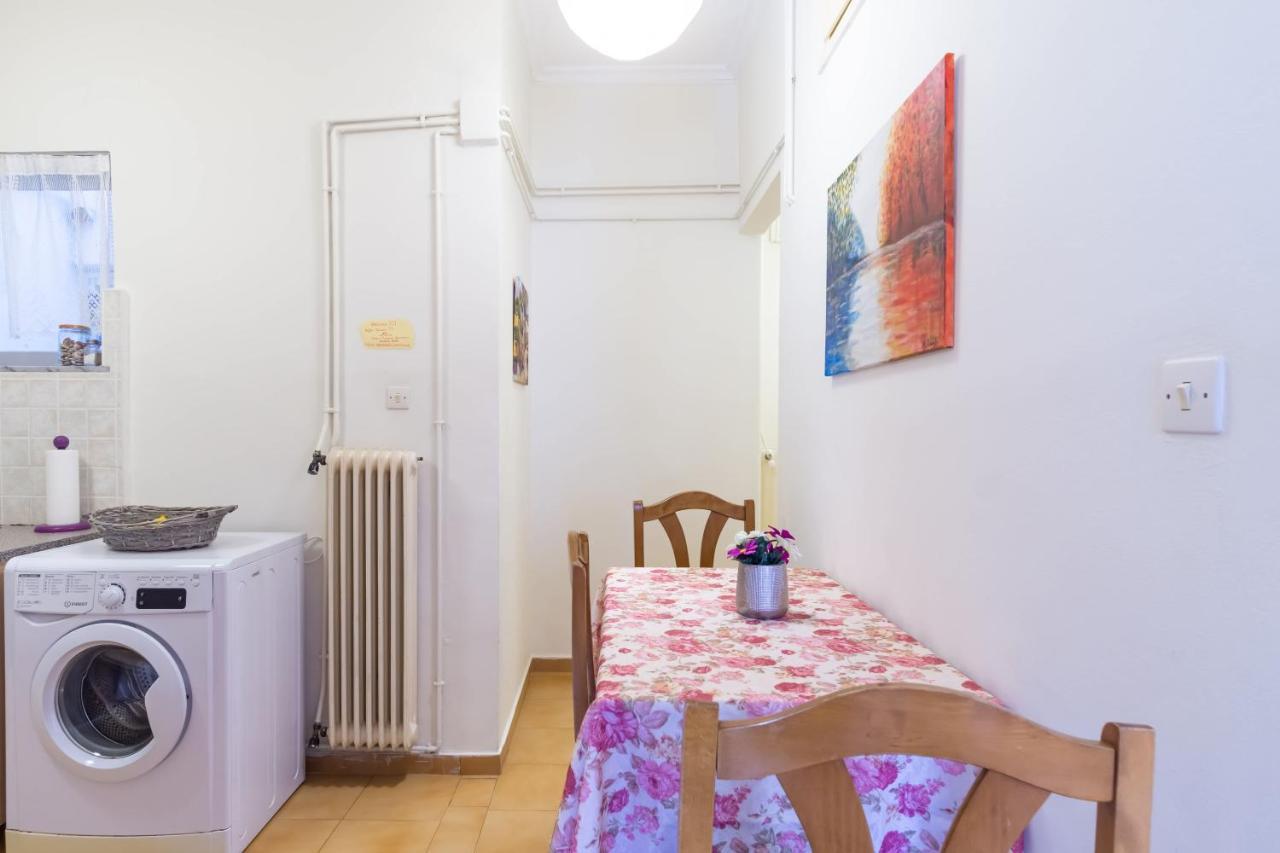 Mema'S Tranquil Apartment In Patra Esterno foto